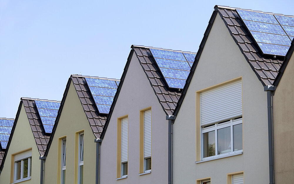 Dächer mit Solaranlagen.